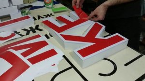 Как на клейть плёнку на букву. Рекламное агентство ledbox.kz