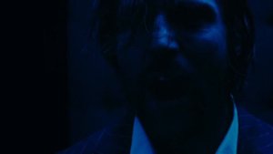 Револьвер - сцена в лифте