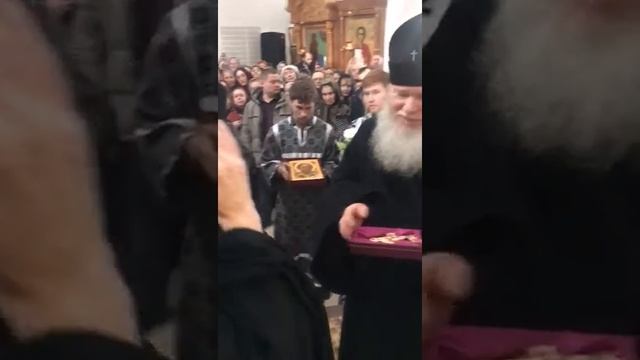 Старцу Илию вручают Святой Крест в Кургане смотреть онлайн