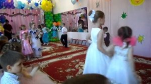 парный танец выпускников с малышами