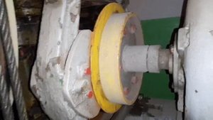 Ремонт старого грузового лифта.