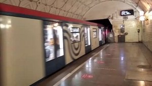 Метропоезд Москва прибывает на станцию метро Спортивная.