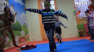 Дети играют в индейцев