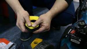 Ремонт газонокосилки. Замена воздушного фильтра.