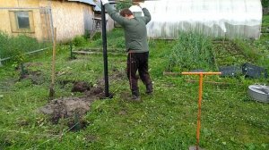 Винтовые сваи закрутить в ручную одному ВОЗМОЖНО !!! Screw the piles manually one by one..mp4