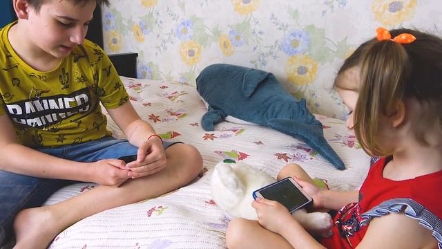 Старший брат против младшей сестры. Каждая сестра такая. смотреть онлайн