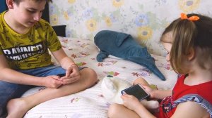 Старший брат против младшей сестры. Каждая сестра такая.