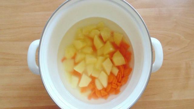 Диетический суп с куриными кнелями