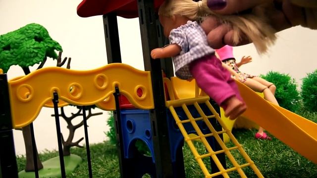 Безопасность на детской площадке. Игры с Барби и Штеффи смотреть онлайн