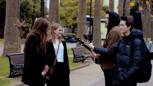 ГИТАРИСТ поёт ЛЮБУЮ песню на улице ft Хижина Музыканта (Костя Битеев)