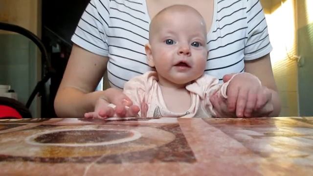 малыш 5 месяцев играет на рояле смотреть онлайн