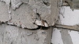 Ужас треснул, угол дома?подскажите что делать?