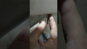 Капает из-под бачка унитаза, течёт по резьбе поплавка, на гибкую подводку и пол