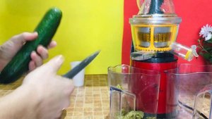Огурцы и соковыжималка , делаем огуречный ( огурцовый) сок
