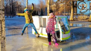 Дети и Машина. Диана и Даня ездят на своём автобусе-машине по лужам.