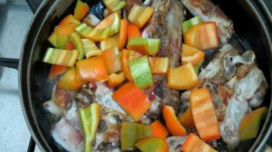 Свиные рёбра с овощами (на сковороде)