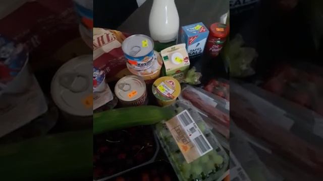 закупка в Tafel ( магазин для переселенцев и малоимущих, бывает просроченный товар или за день до.) смотреть онлайн