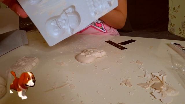 Ксюша делает поделки из гипса... магнитные собачки... смотреть онлайн