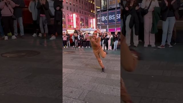 Times Square street breakdancing 917 #shots #manhattan #newyorksquare #breakdance #newyorkcity