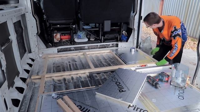 Эти двое продырявили фургон и сами вставили окна. Дом на колесах своими руками #VANPOKVLOG #4 смотреть онлайн