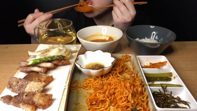 ASMR MUKBANG| K-FOOD CRISPY PORK BELLY & SESAME OIL KIMCHI FRIED NOODLES 껍질 삼겹살 & 참기름김치볶음면 먹방 смотреть онлайн