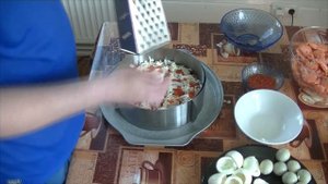 Салат "Царский" из кальмаров, креветок и красной икры.