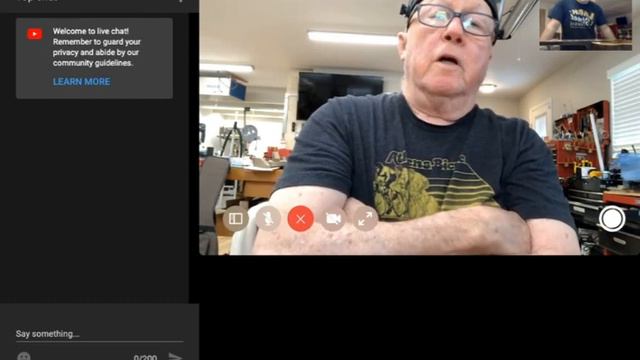 Dan Erlewine and Ian Davlin chit chatting about guitar repair. смотреть онлайн