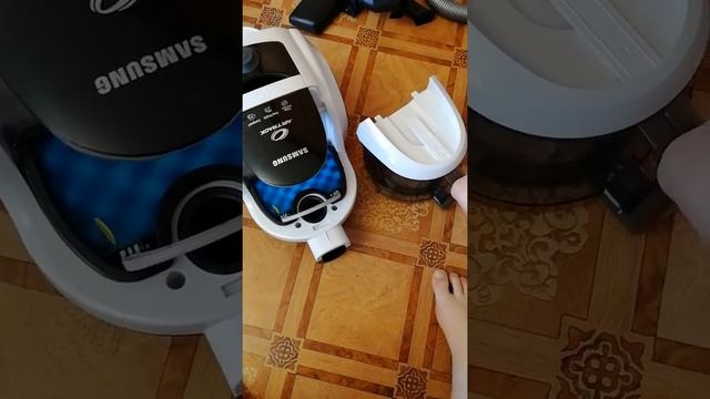 Шняга от Самсунга пылесос который выдувает пыль .