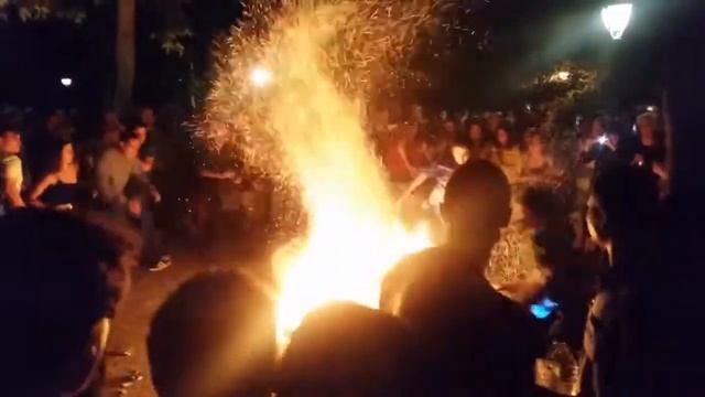 Двое парней столкнулись перепрыгивая костер \ Hogueras de san juan 2015 Madrid смотреть онлайн