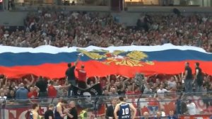 Сербские фанаты Црвена Звезда растянули флаг России перед матчем с киевским «Будивельником»