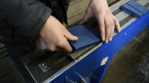 Гибка короба на электромагнитном листогибе.
