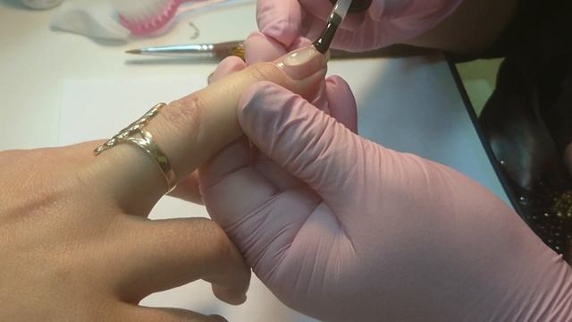 ВЫРАВНИВАНИЕ КАУЧУКОВОЙ БАЗОЙ НОГТЕВОЙ ПЛАСТИНЫ. УКРЕПЛЕНИЕ НОГТЕЙ .