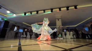 Танец со светодиодными крыльями
