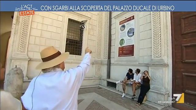 Sgarbi: 'Un cavaturaccioli al centro di Palazzo Ducale di Urbino e un'insegna di merda all'ingresso смотреть онлайн