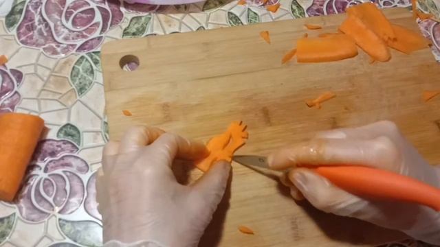 Фигурная нарезка из моркови.