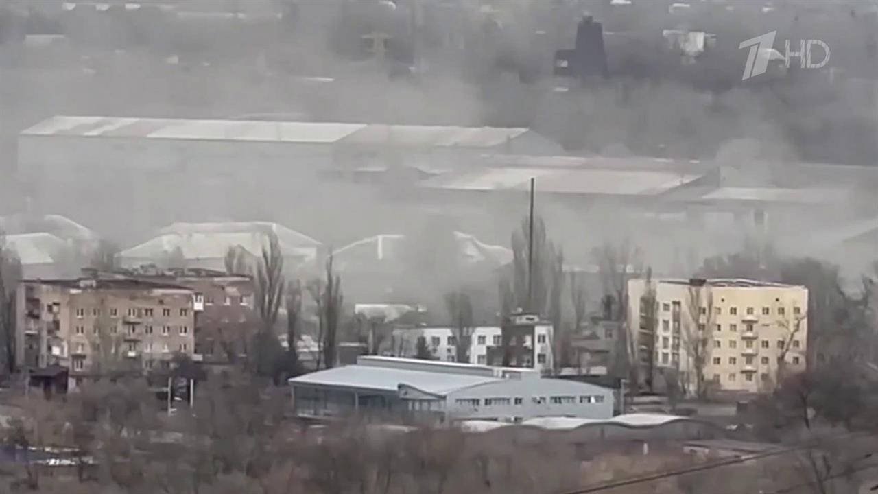 Власти Донецка сообщают о нанесении боевиками массированных ударов по центру города