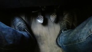 Автоинструктор 60.Расположение ног на педалях.