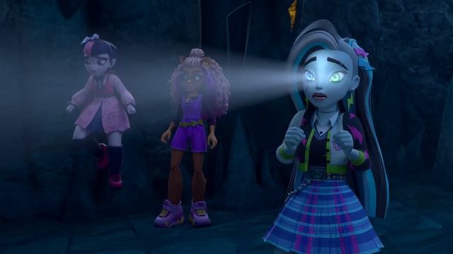 Frankie & Draculaura Find a Terrifying Beast! | Monster High смотреть онлайн