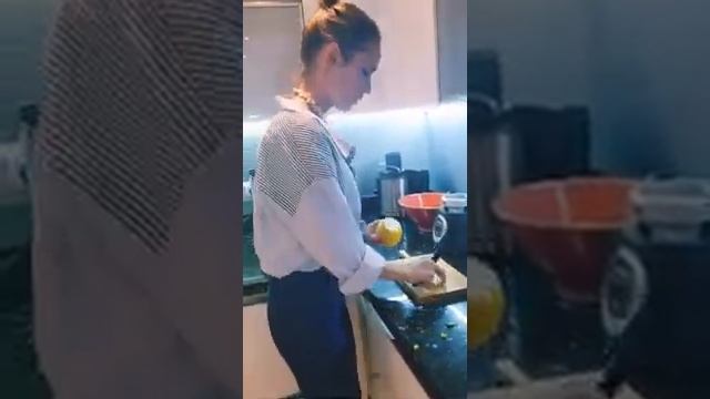 Ляйсан Утяшева разработала свой рецепт мощного коктейля для похудения и соблазнения мужчин смотреть онлайн