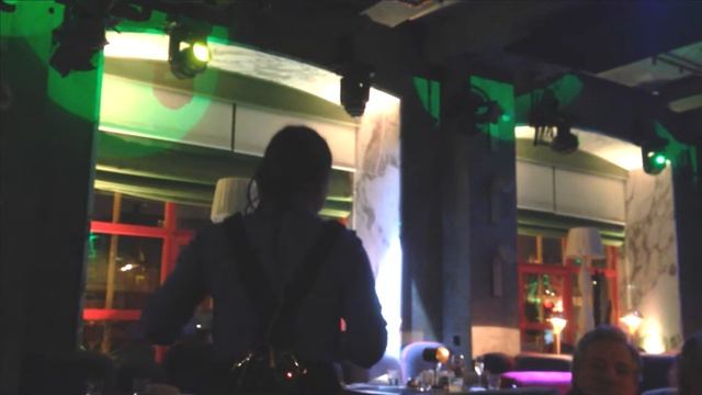 Поющая официантка в ресторане The Waiters (Москва)