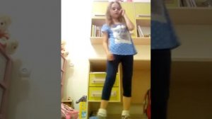 Мокрая девочка танцует