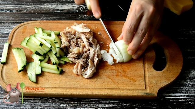 Салат "Мечта" с курицей, помидорами и сыром.