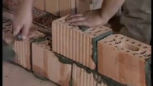 Как построить кирпичную стену своими руками