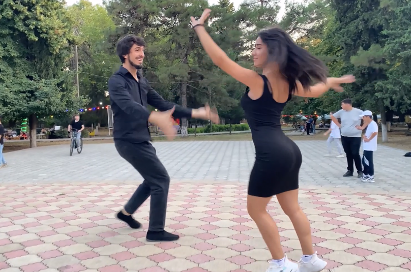 Лезгинка 2022. Группа лезгинка 2023. Кавказская девушка танцует. Девушка танцует лезгинку.