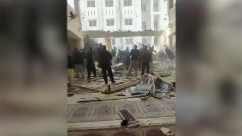 По меньшей мере 17 человек погибли и более 90 полу...е теракта в мечети пакистанского города Пешавар
