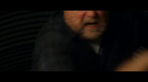 Девушка, прикованная  наручниками, просыпается в подземном бункере