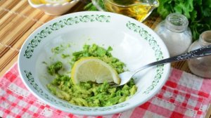 Бутерброды с авокадо и чесноком