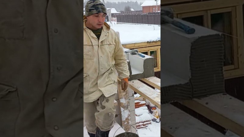 Монтаж перемычек из U блоков #домизгазобетона #строительстводомавидео #монтажперемычек