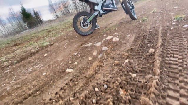 Тест драйв мотоцикла FOX 124 на кроссовой трассе. смотреть онлайн