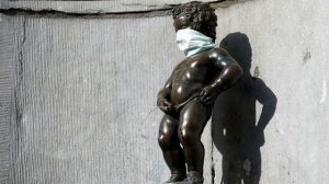 В Брюсселе на скульптуру "Писающего мальчика" надели медицинскую маску